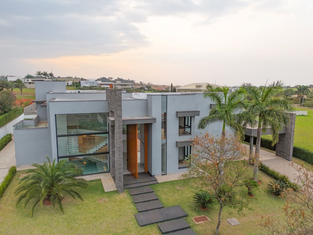 Vista aérea da casa de alto padrão no condomínio Residencial Fazenda Alvorada