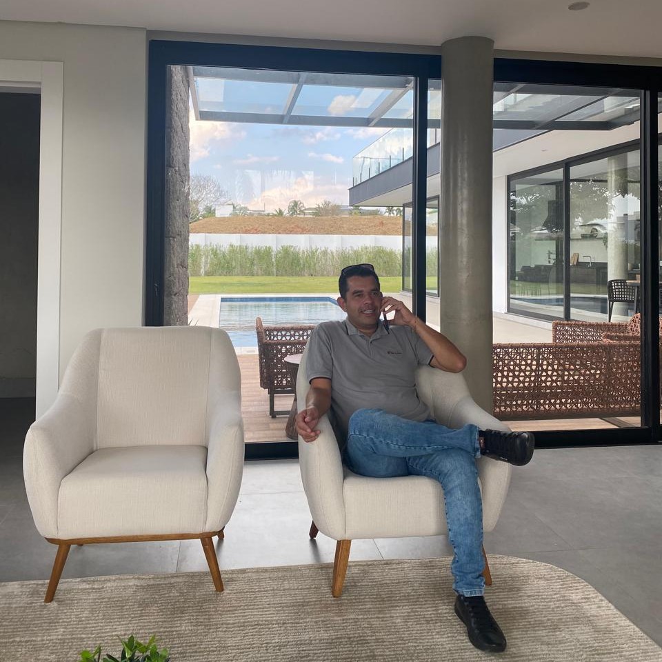 Flávio Silva atendendo cliente, em momento de trabalho na Flávio Silva Imobiliária