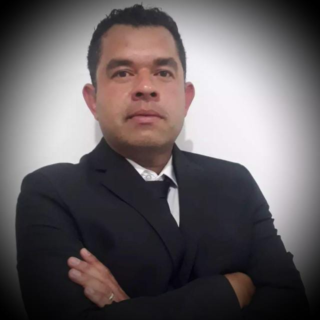 Flávio Silva vestindo terno, representando a Flávio Silva Imobiliária